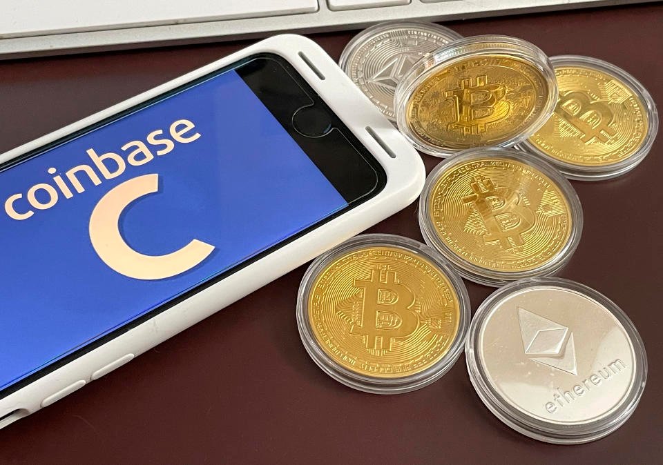 Photo par : STRF/STAR MAX/IPx 2021 10/04/21 Bitcoin dépasse les 60 000 $ alors qu'Ethereum atteint un niveau record. L'action sur les prix précède l'inscription de Coinbase sur le Nasdaq Exchange. Photo STAR MAX : Logo Coinbase photographié sur un iPhone SE 2020.