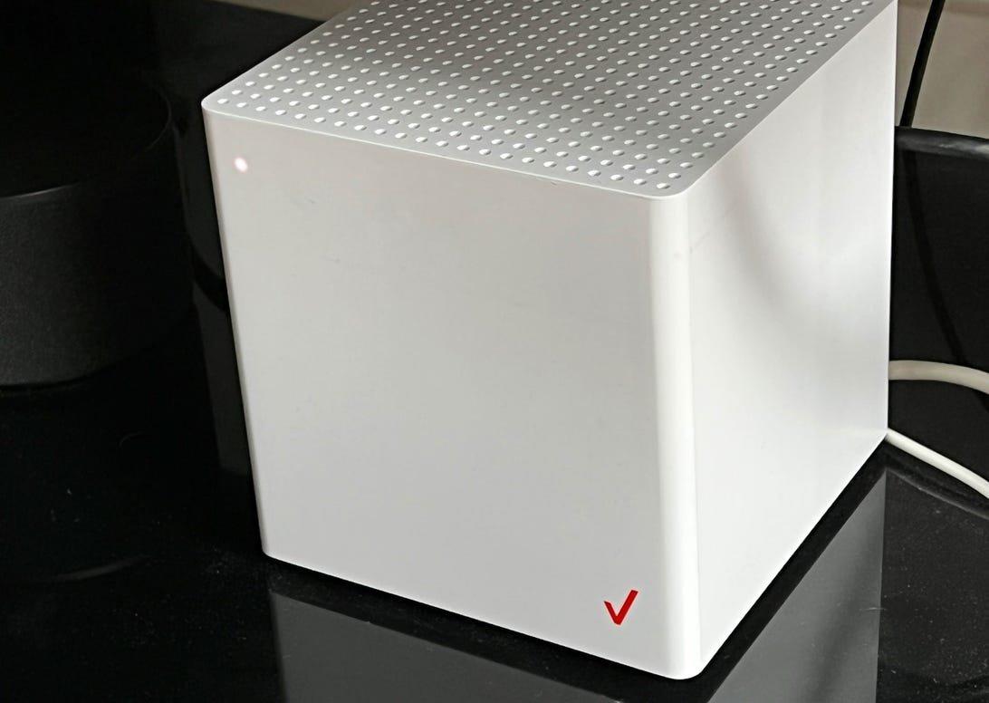 J'ai essayé Verizon et l'Internet domestique 5G de T-Mobile pour voir si je pouvais vraiment abandonner le câble 1 La box Verizon 5G Home Internet sur une table