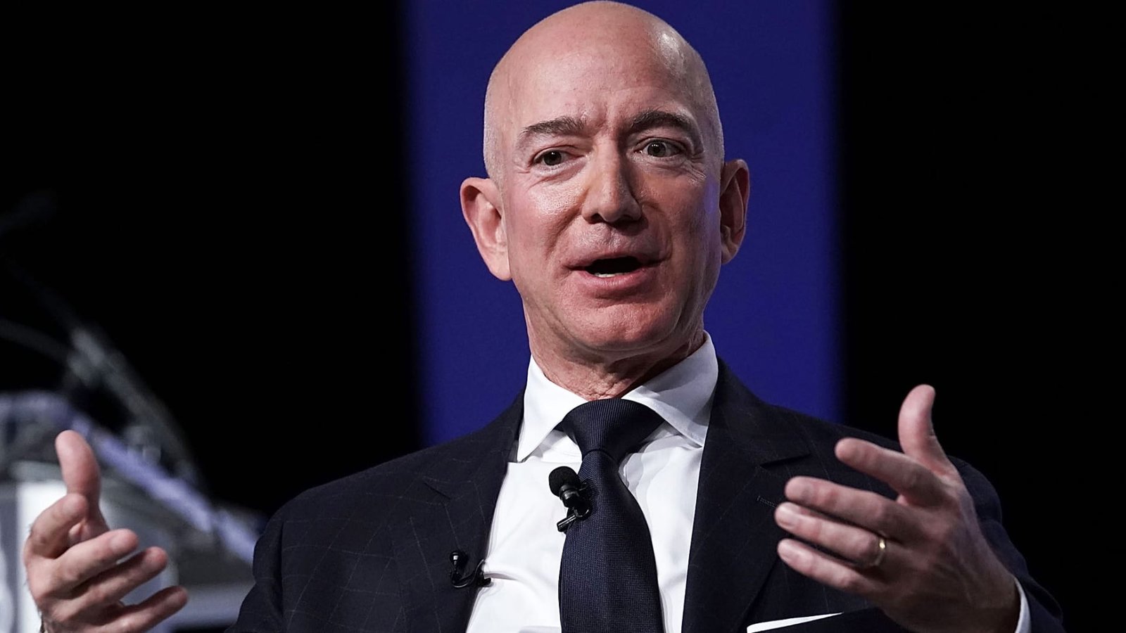 Jeff Bezos garde un magazine encadré de 16 ans comme un « rappel » que le service le plus rentable d’Amazon n’était autrefois qu’un « pari risqué »