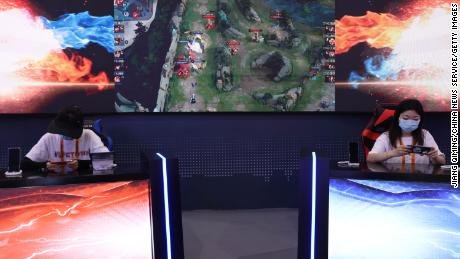 La Chine dit à Tencent et Netease de moins se concentrer sur le profit alors que la répression des jeux s'étend
