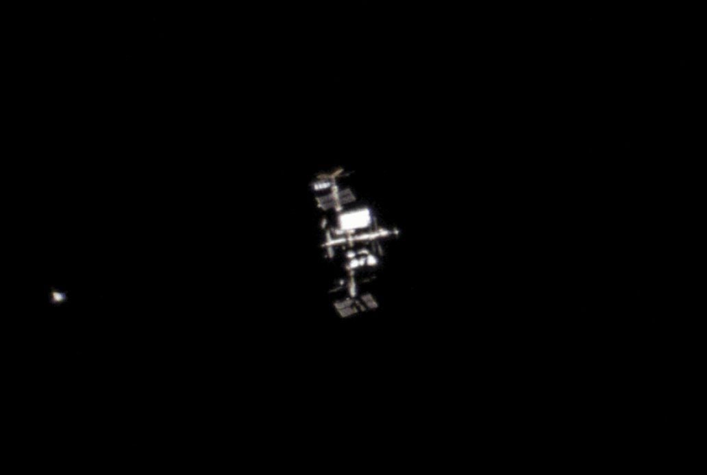 Ouah!  La Station spatiale internationale et le Boeing Starliner capturés dans la même image incroyable