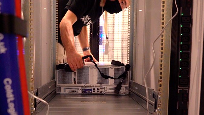 homme travaillant sur ordinateur