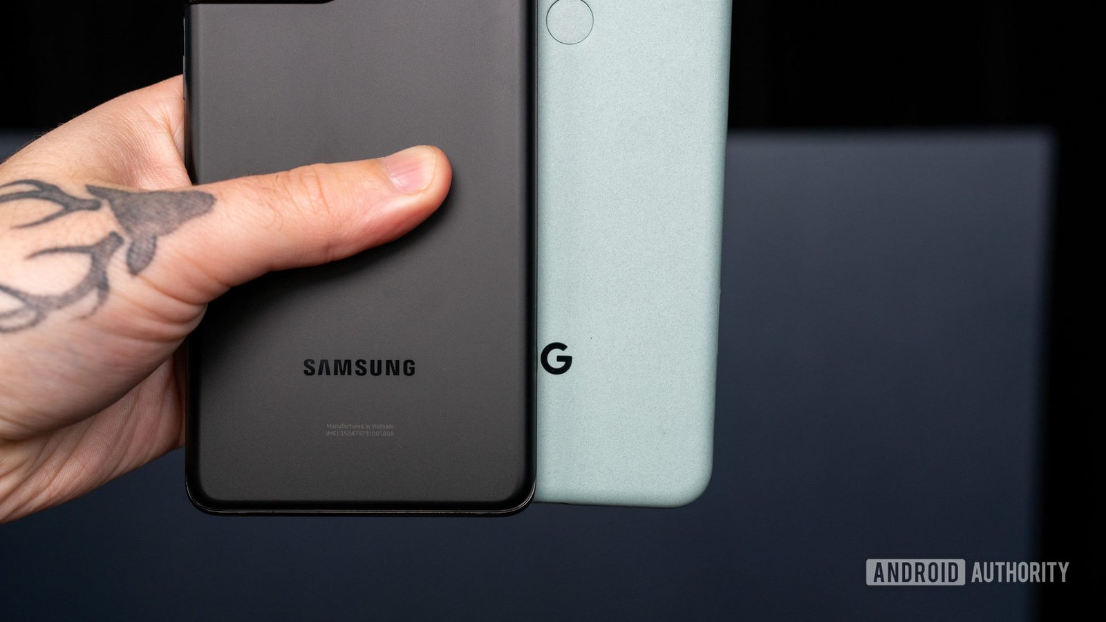 Samsung Galaxy S21 Ultra vs Google Pixel 5 2 Samsung Galaxy S21 Ultra vs Google Pixel 5 in hand