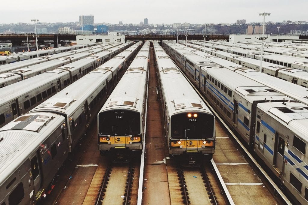 Une photo illustrative de trains. Photo de Maxim Melnikov sur Unsplash