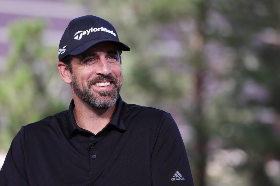 LAS VEGAS, NEVADA - 01 JUIN : Aaron Rodgers participe à la conférence de presse Bleacher Report Hot Seat avant Capital One's The Match VI - Brady & Rodgers contre Allen & Mahomes au Wynn Golf Club le 01 juin 2022 à Las Vegas, Nevada. (Photo de Carmen Mandato/Getty Images pour le match)