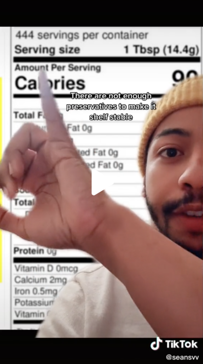 TikTokker @sseaansvv s'exprimant devant une étiquette nutritionnelle.