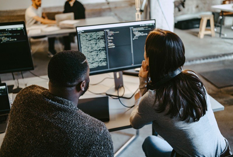 Deux programmeurs travaillent sur un ordinateur dans un bureau