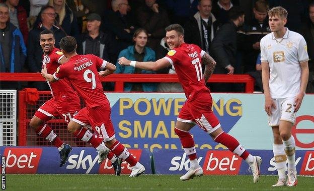Crawley Town conteste le match de Ligue 2 avec Northampton