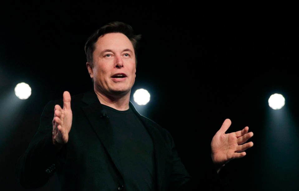 ARCHIVÉ - Le directeur général de Tesla, Elon Musk, a commencé le développement du modèle et le 14 mars 2019, en el estudio de diseo de Tesla, à Hawthorne, en Californie. (AP Foto/Jae C. Hong, archives)