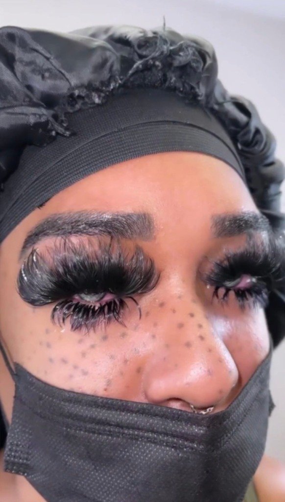 Client avec des cils moelleux