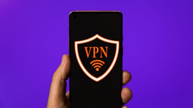 Téléphone avec lettres VPN et logo Wi Fi à l'écran