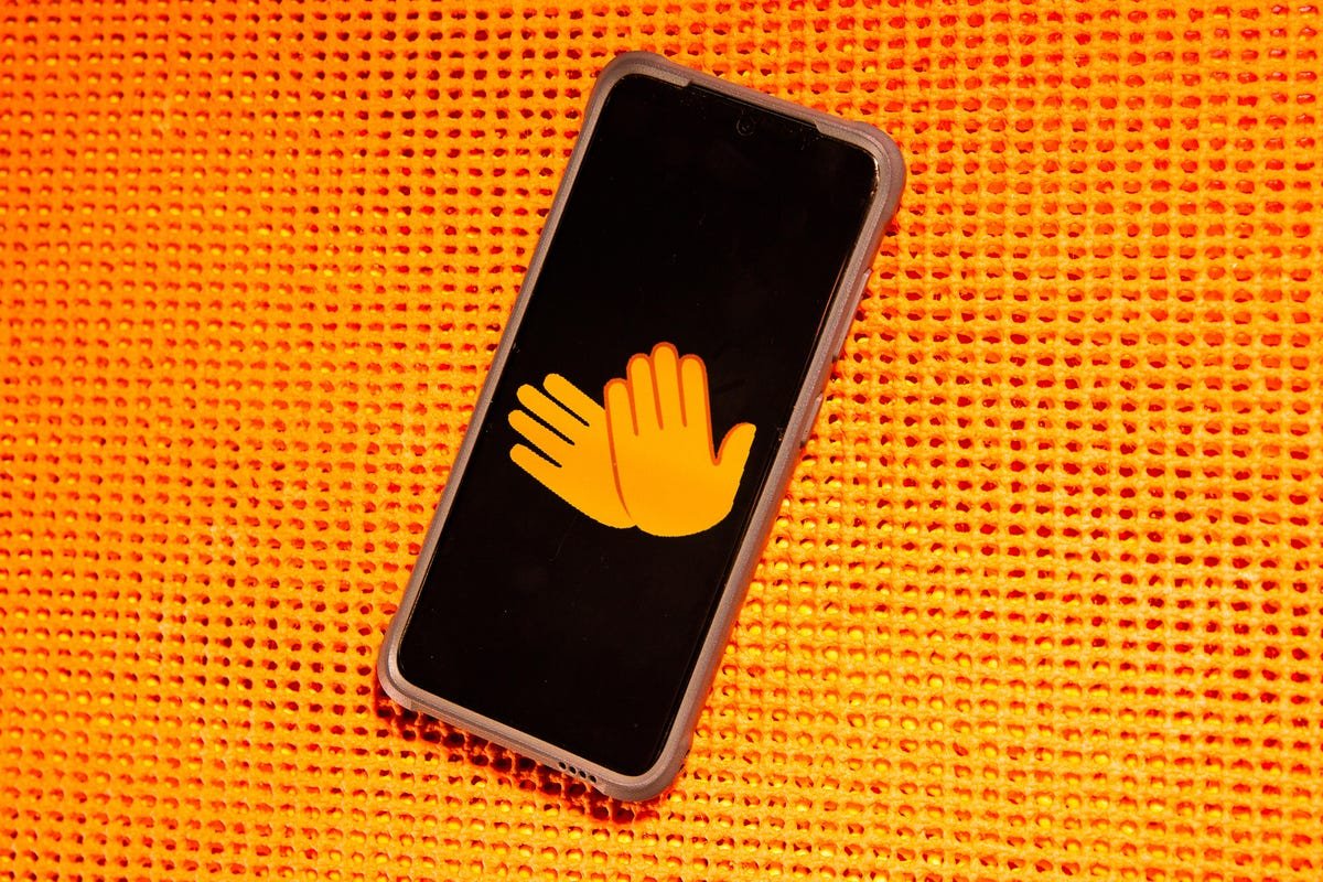 L'application Messages de Google utilise RCS pour les fonctionnalités de type iMessage que vous pourriez souhaiter sur Android 4 Android phone with hands emoji