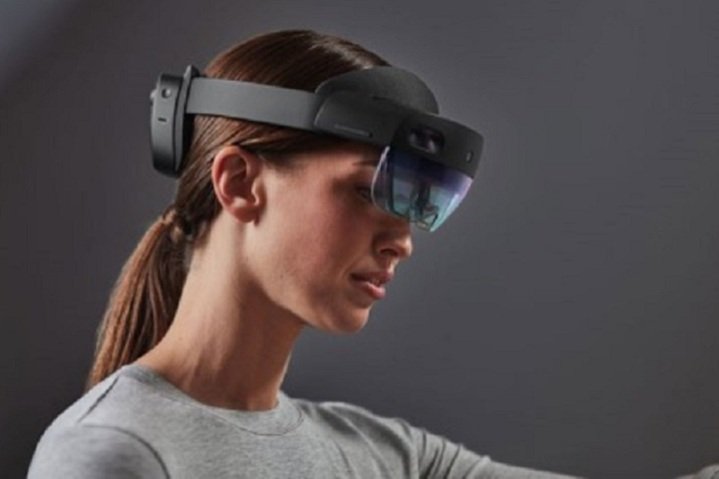 La Xbox Series X prend-elle en charge la réalité virtuelle ? | Tendances numériques 2 Personne portant HoloLens 2.