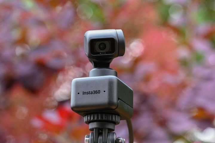 Le lien Insta360 regardant vers le bas avec un arrière-plan flou.