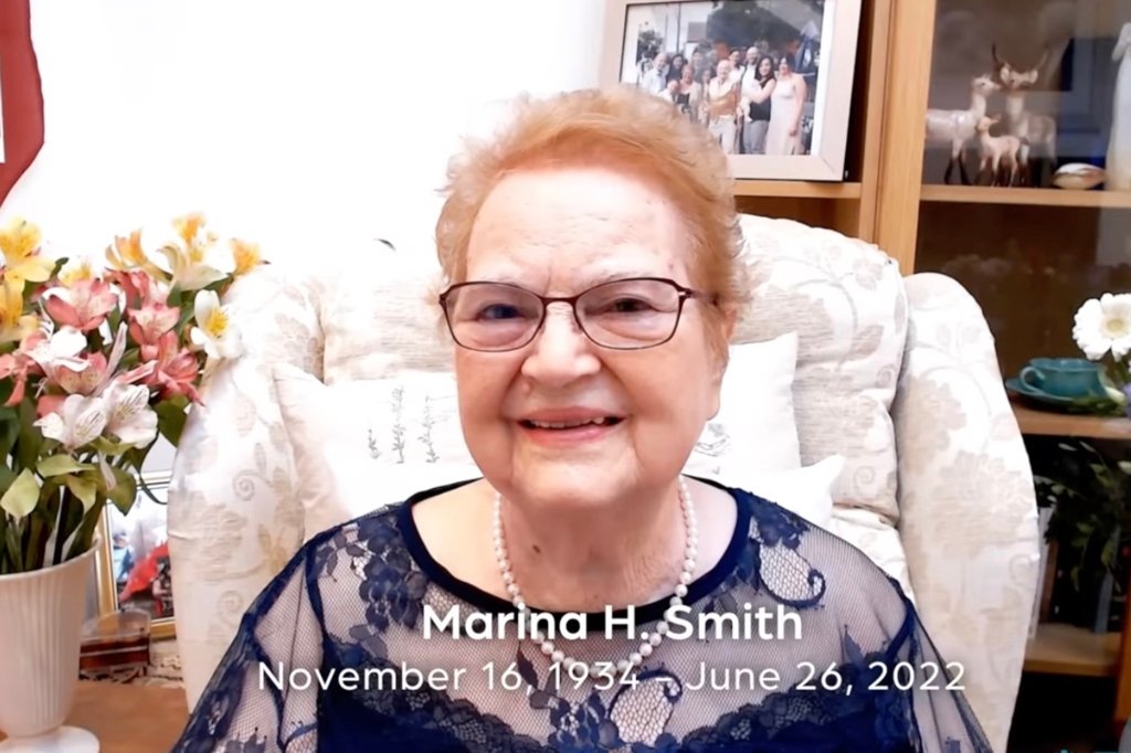 Smith, décédée en juin, a fait une apparition virtuelle surprise lors de sa propre cérémonie funéraire à Nottingham, au Royaume-Uni.