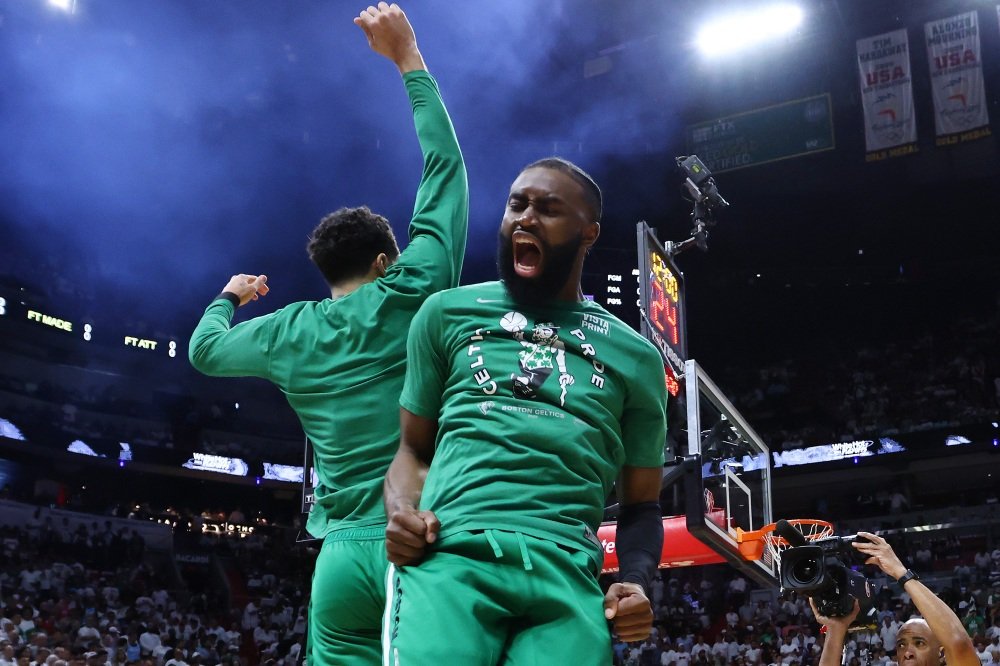 1661793215 964 Le trio danciens des Boston Celtics marque lors de la