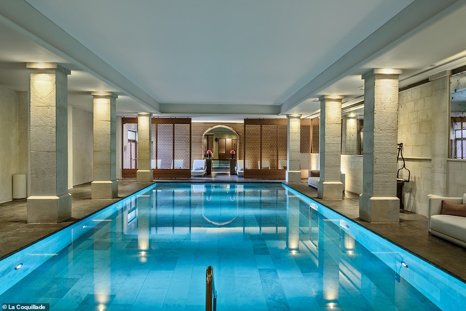 Après avoir profité d'un massage à La Coquillade, Mark émerge de la salle de soin « un nouvel homme, prêt pour la piscine extérieure, le sauna et le bassin profond ».  Ci-dessus se trouve la piscine intérieure de l'hôtel