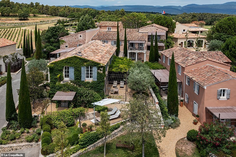 Lors de son séjour à La Coquillade (ci-dessus), un hôtel qui accueille les passionnés de vélo, Mark s'équipe d'un 