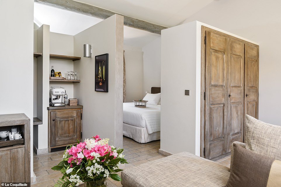 Ci-dessus, une des suites de La Coquillade.  L'hôtel a été fondé par l'homme d'affaires suisse Andy Rihs, qui a repéré un hameau en ruine pendant ses vacances et a eu la vision de le transformer pendant de nombreuses années en un complexe spa cinq étoiles.