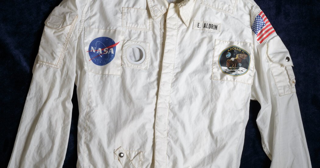 Buzz Aldrins Space Memorabilia se vend pour plus de 8 millions de dollars