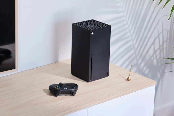 La Xbox Series X prend-elle en charge la réalité virtuelle ? | Tendances numériques 1 La Xbox Series X et une manette noire sont assises sur une table.