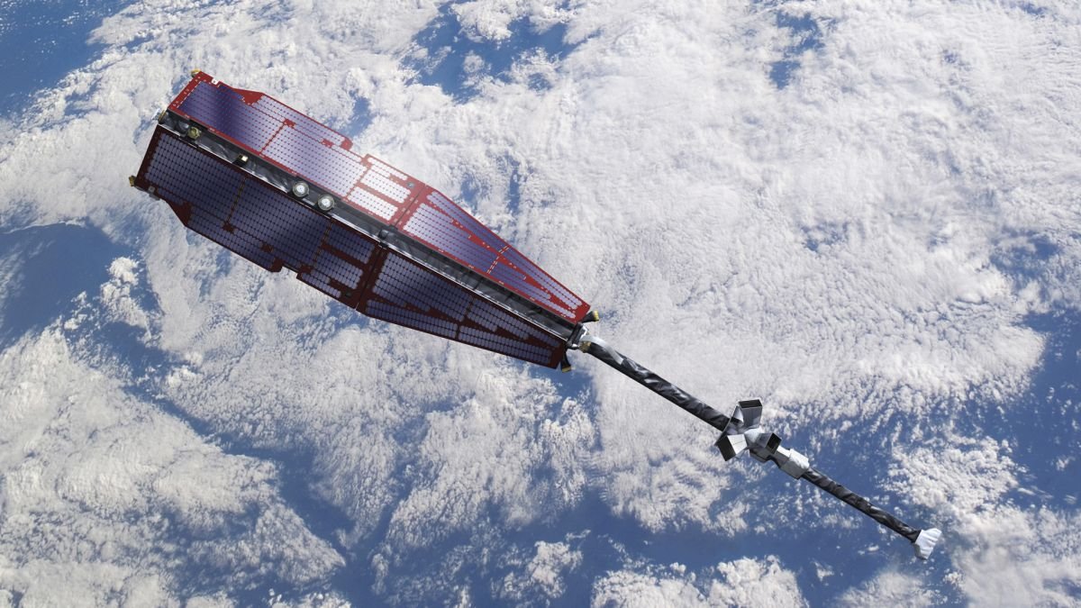 Le satellite évite les débris spatiaux alors qu’il se brouille contre la météo spatiale