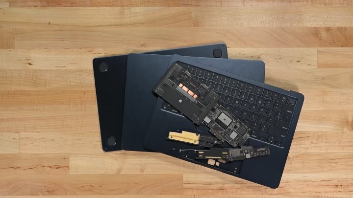 M2 MacBook Air lutte avec la chaleur, et nous savons maintenant pourquoi | Tendances numériques 1 Le MacBook Air M2 démoli repose sur un plancher en bois.