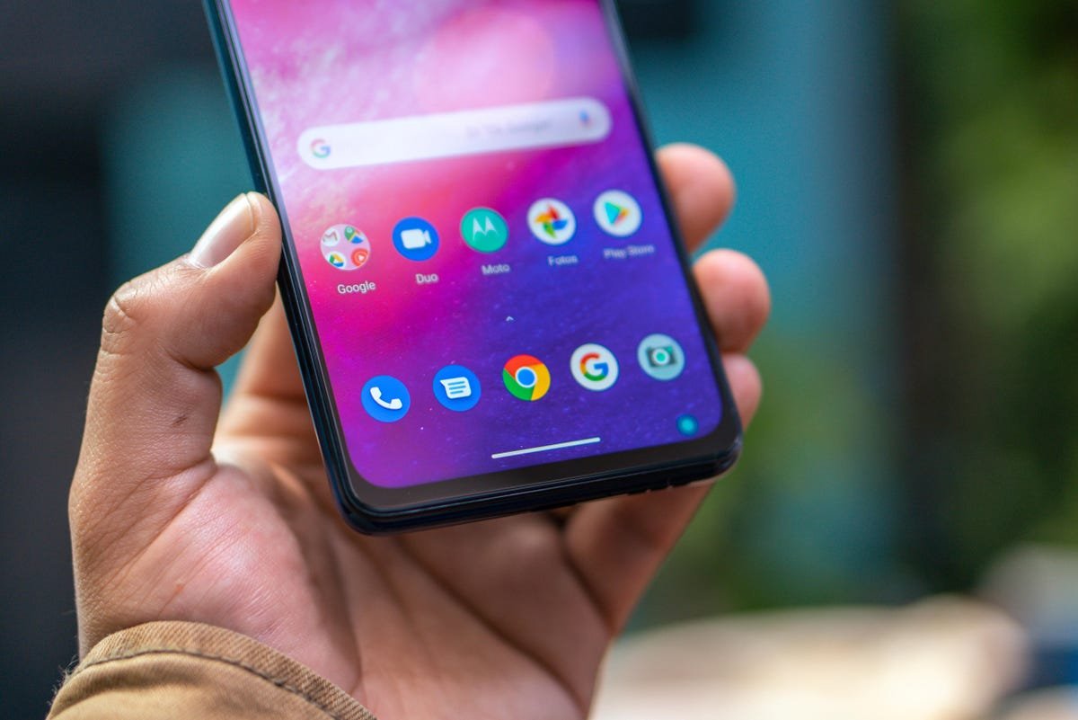 Modifiez ces 6 paramètres Android pour améliorer le fonctionnement de votre téléphone 2 Téléphone Android en main