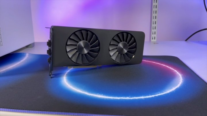 Quand il pleut, il pleut à verse - Intel Arc pourrait à nouveau avoir des problèmes | Tendances numériques 1 La carte graphique Intel Arc A750M Limited Edition est posée sur un bureau.