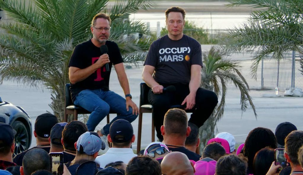 Mike Sievert, PDG de T-Mobile, et Elon Musk, ingénieur en chef de SpaceX