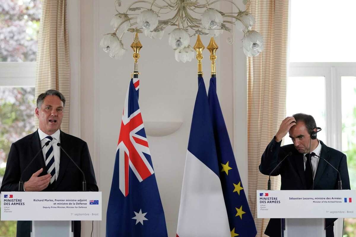 Le vice-Premier ministre australien et ministre de la Défense Richard Marles, à gauche, s'exprime lors d'une conférence de presse conjointe avec le ministre français de la Défense Sébastien Lecornu le jeudi 1er septembre 2022 à Brest, en Bretagne.  Après son arrivée au pouvoir lors des élections de mai, le gouvernement du Parti travailliste du Premier ministre australien Anthony Albanese a annoncé qu'il avait accepté de verser au groupe naval français un règlement de 555 millions d'euros (583 millions de dollars) pour avoir rompu le contrat des sous-marins diesel-électriques de fabrication française.