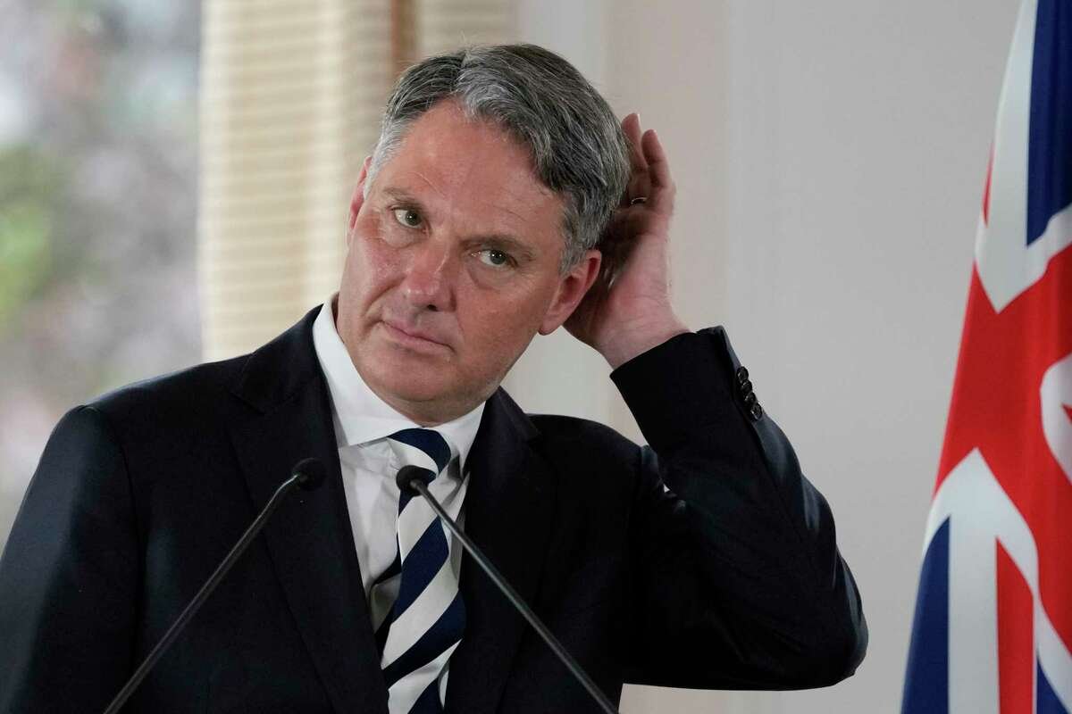 Le vice-Premier ministre australien et ministre de la Défense Richard Marles écoute lors d'une conférence de presse conjointe avec le ministre français de la Défense Sébastien Lecornu le jeudi 1er septembre 2022 à Brest, en Bretagne.  Après son arrivée au pouvoir lors des élections de mai, le gouvernement du Parti travailliste du Premier ministre australien Anthony Albanese a annoncé qu'il avait accepté de verser au groupe naval français un règlement de 555 millions d'euros (583 millions de dollars) pour avoir rompu le contrat des sous-marins diesel-électriques de fabrication française.