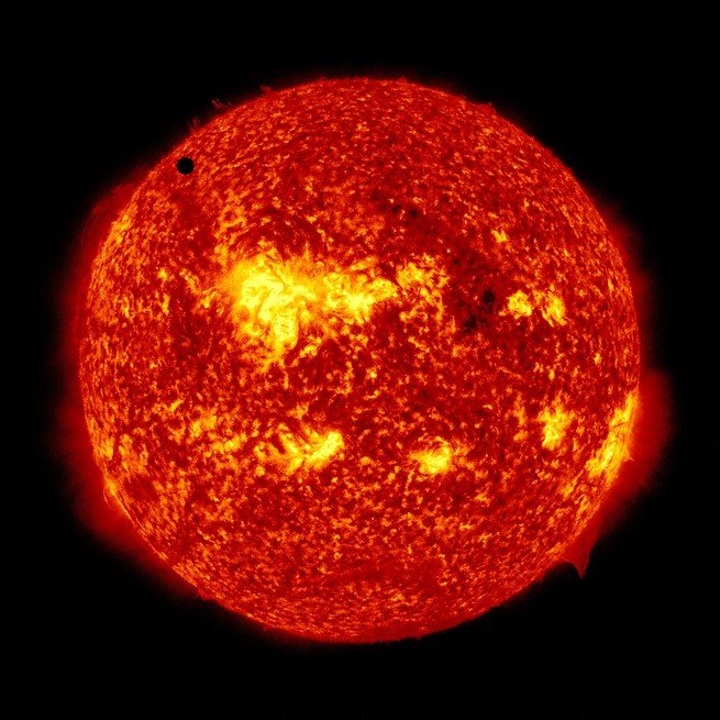 Une vue du soleil qui fait vaguement ressembler notre étoile à une tranche de pepperoni