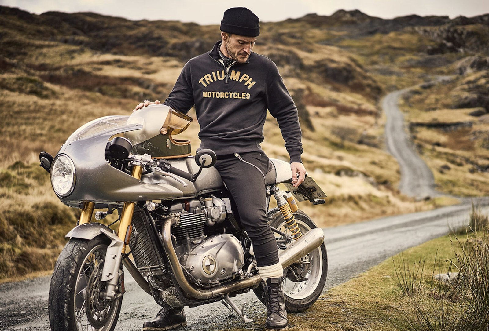 La boutique en ligne Triumphs fait ses débuts en France - webBikeWorld 2 Un modèle masculin à califourchon sur une moto Triumph. Médias provenant de WE ARE MERCI.