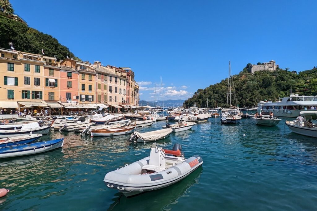 la marina de Portofino propose des boutiques et des restaurants.