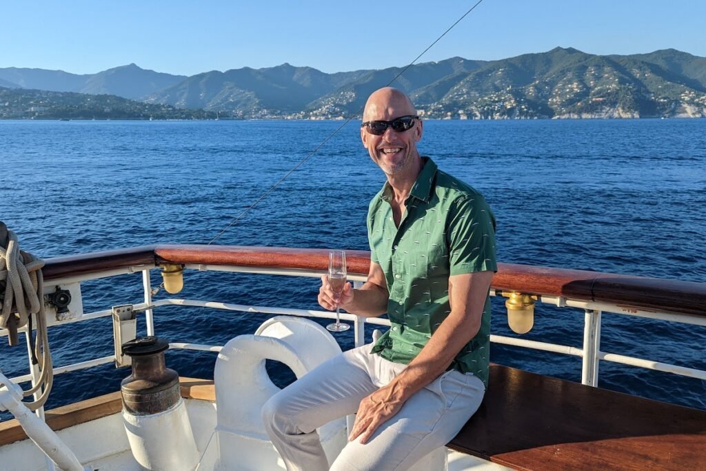 John savoure du champagne lors d'un cocktail à bord du Star Clipper.