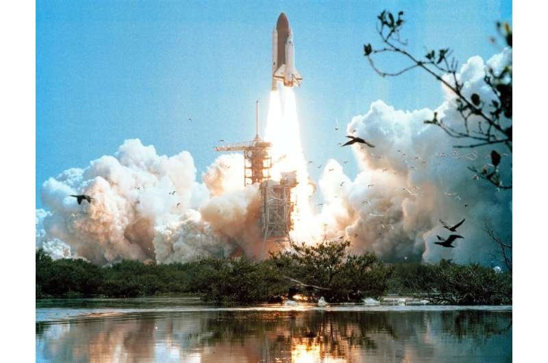 La mission STS-4 de la navette spatiale Columbia, lancée depuis le Centre spatial Kennedy en 1982, transportait des systèmes de détection de missiles militaires. Crédit : NASA/Unsplash L'espace extra-atmosphérique n'est pas le