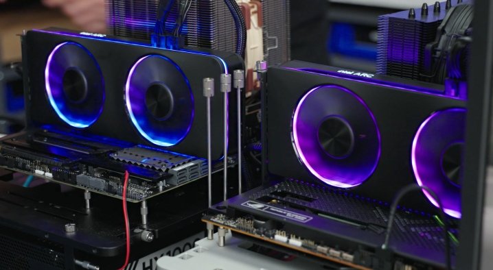 Les problèmes de GPU Arc d'Intel vont bien au-delà des performances | Tendances numériques 2 Deux GPU Intel Arc fonctionnant côte à côte.