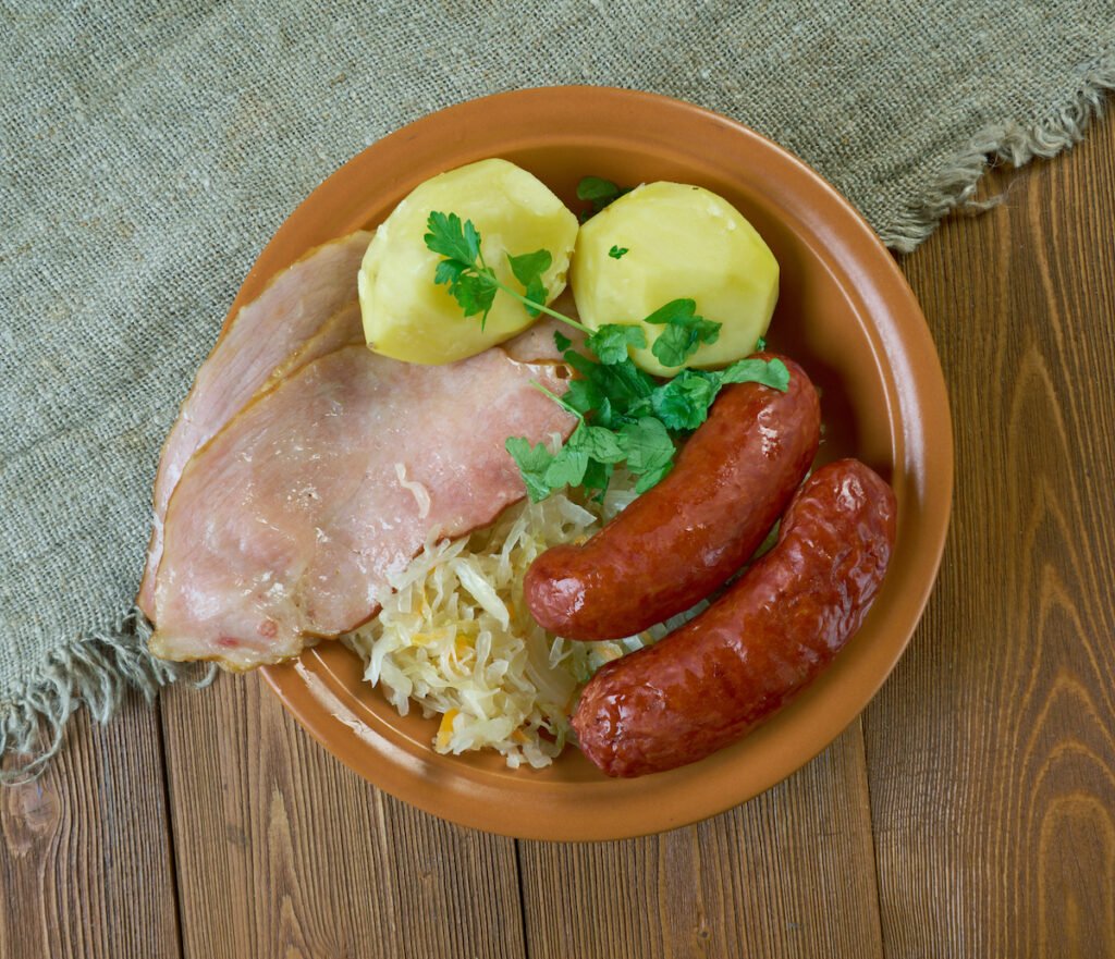 Choucroute aux pommes de terre, jambon et saucisse