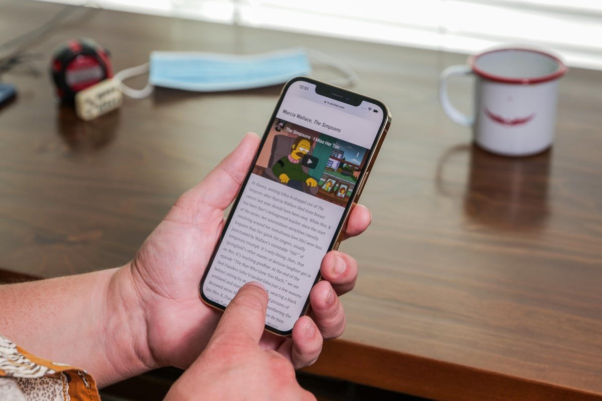 Un VPN n'est pas le seul moyen de changer votre adresse IP : voici comment 4 iPhone 12 Pro Max avec une page AV Club ouverte sur un doubleur des Simpsons