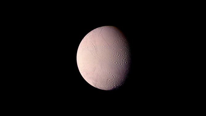 Encelade, la lune de Saturne, mesure 310 miles de diamètre, vue à 74 000 miles par Voyager le 25 août 1982.