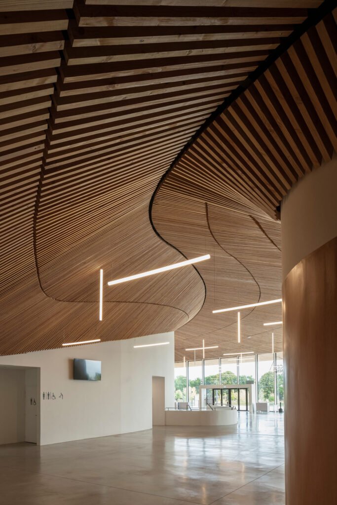 intérieur du hall montrant un plafond en bois et des luminaires suspendus