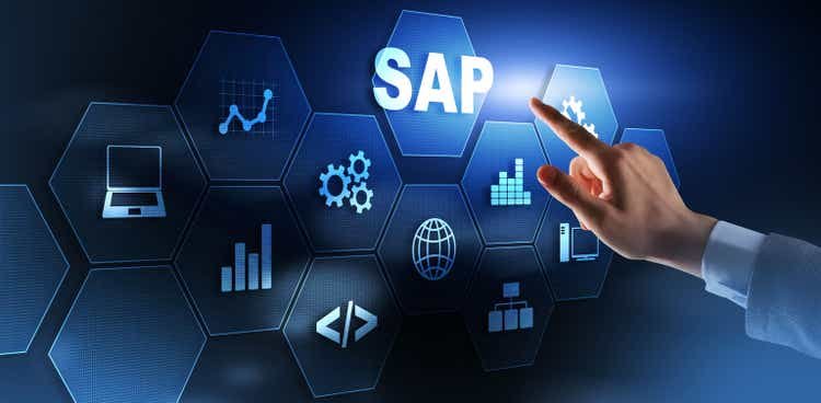 Concept d'automatisation du logiciel système SAP.  L'homme d'affaires appuie sur le bouton virtuel SAP
