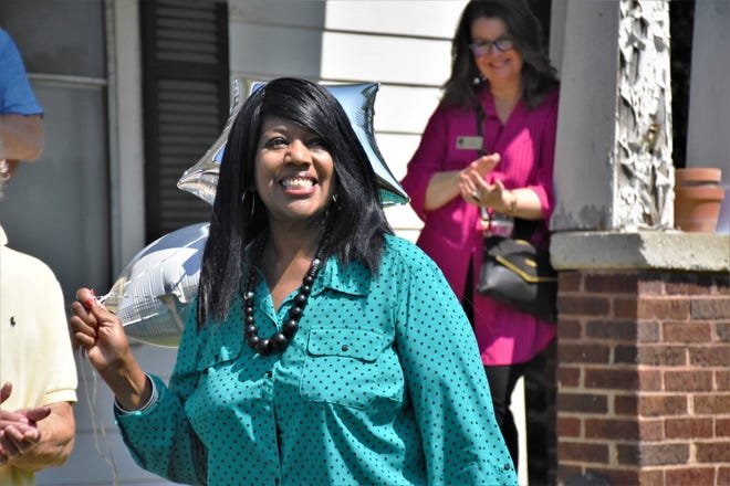 Alma McLemore, présidente de l'African American Heritage Society du comté de Williamson, célèbre l'achèvement de la collecte de fonds pour l'achat de la maison Merrill-Williams à Franklin, Tennessee, le 24 août 2021. McLemore a dirigé les efforts pour préserver la propriété historique au 264 Natchez St.
