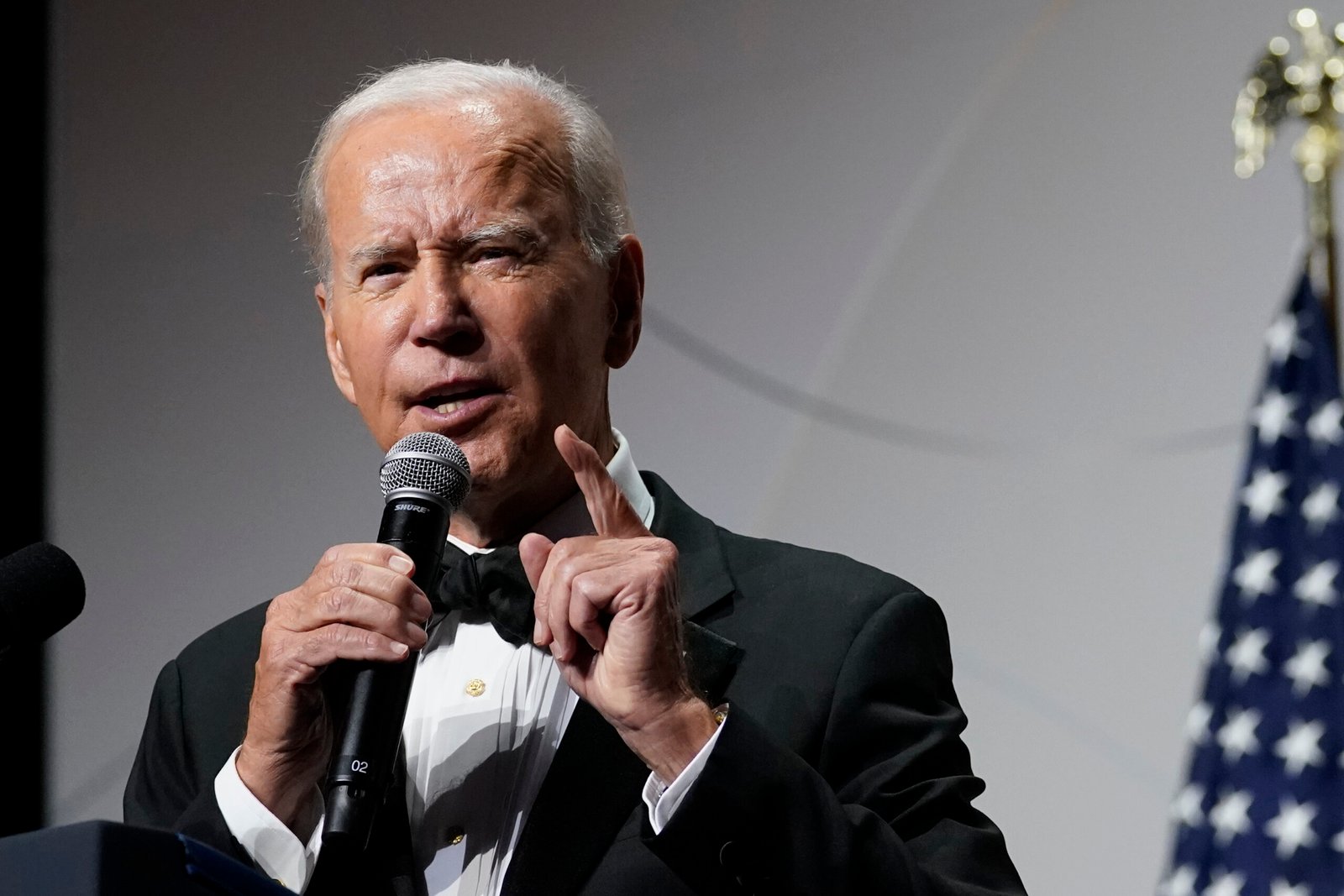 Biden prend un grand swing sur la scène mondiale avant de se tourner vers les mi-parcours