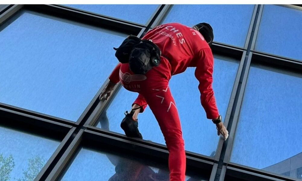 Célébration d’anniversaire: un homme de 60 ans monte au 48e étage sans corde, regardez la vidéo française « Spider-Man »