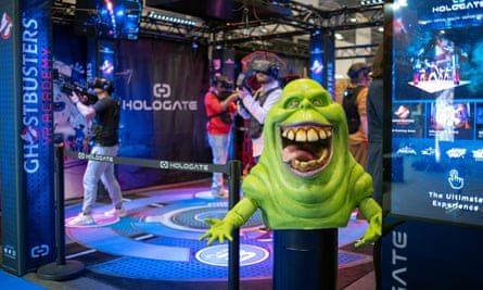 Les gens visitent la Ghostbusters VR Academy lors de la convention