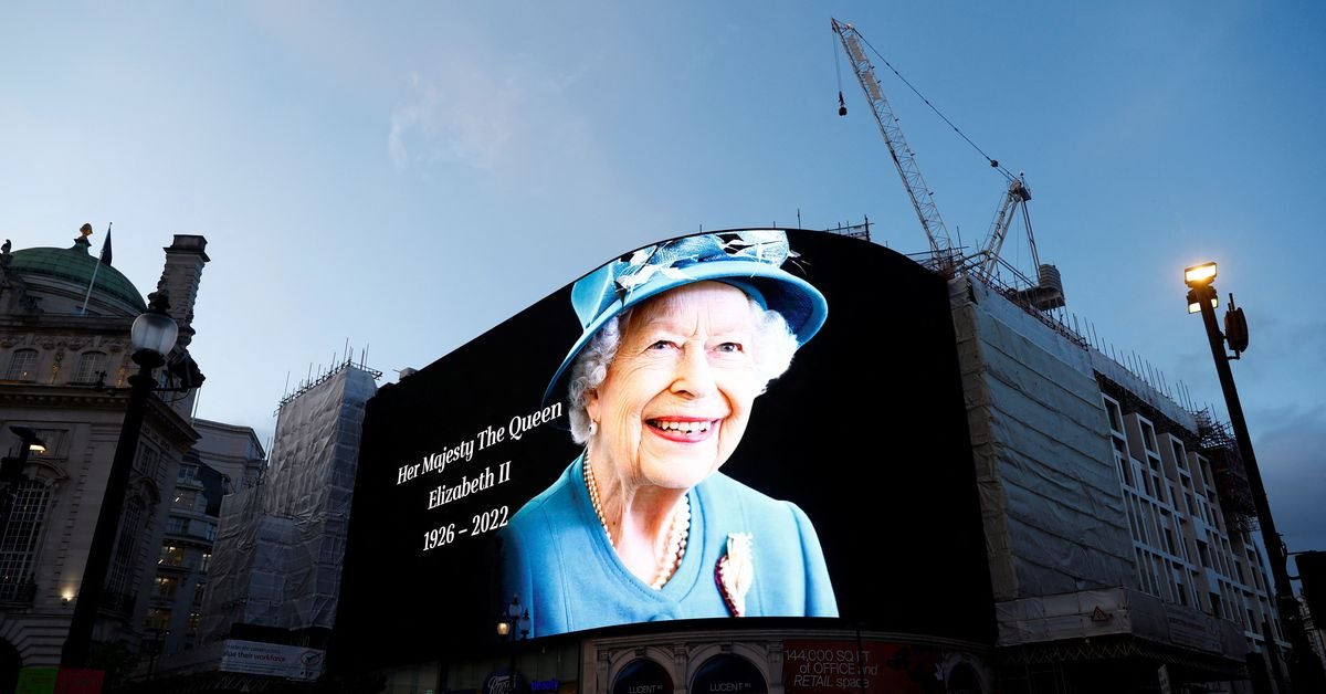 En France, la tour Eiffel s’éteint en hommage à la reine Elizabeth
