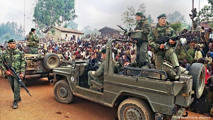 Casques bleus français au Rwanda en 1994 pendant le génocide Casques bleus français au Rwanda en 1994 pendant le génocide