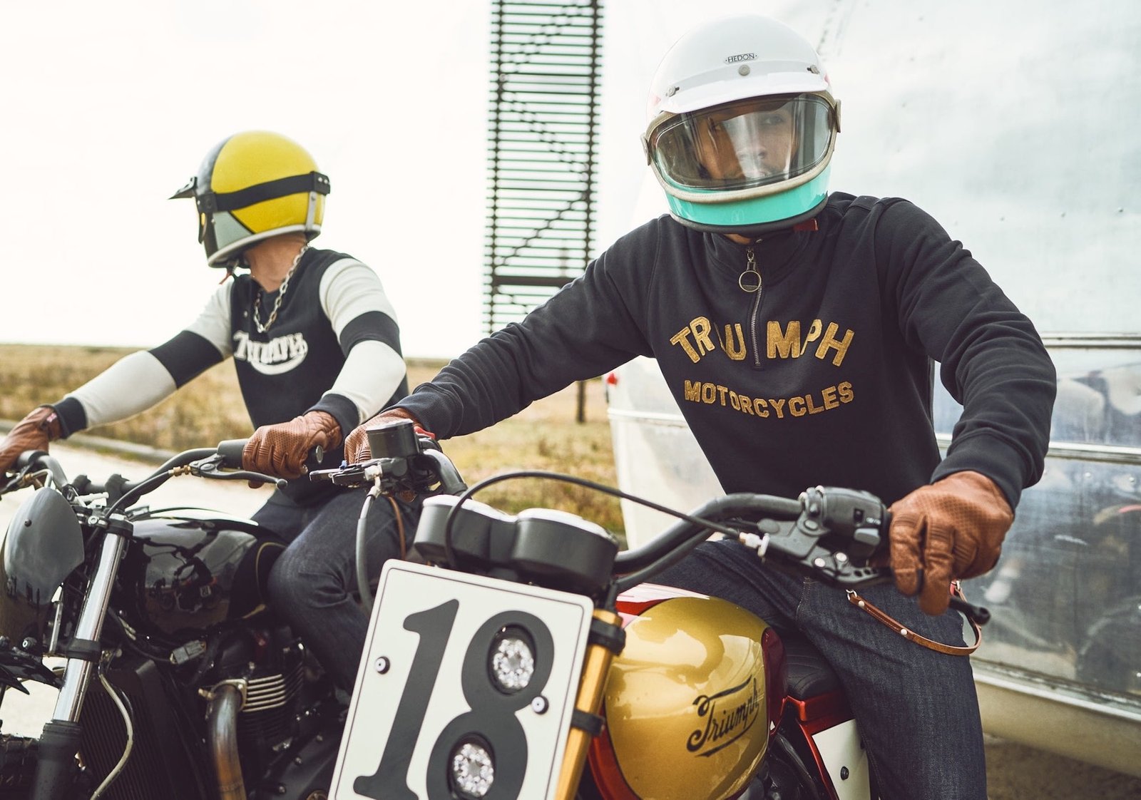 La boutique en ligne Triumphs fait ses débuts en France - webBikeWorld 1 Deux pilotes Triumph avec des visières baissées signifient toujours des affaires. Média provenant de The Coolector.